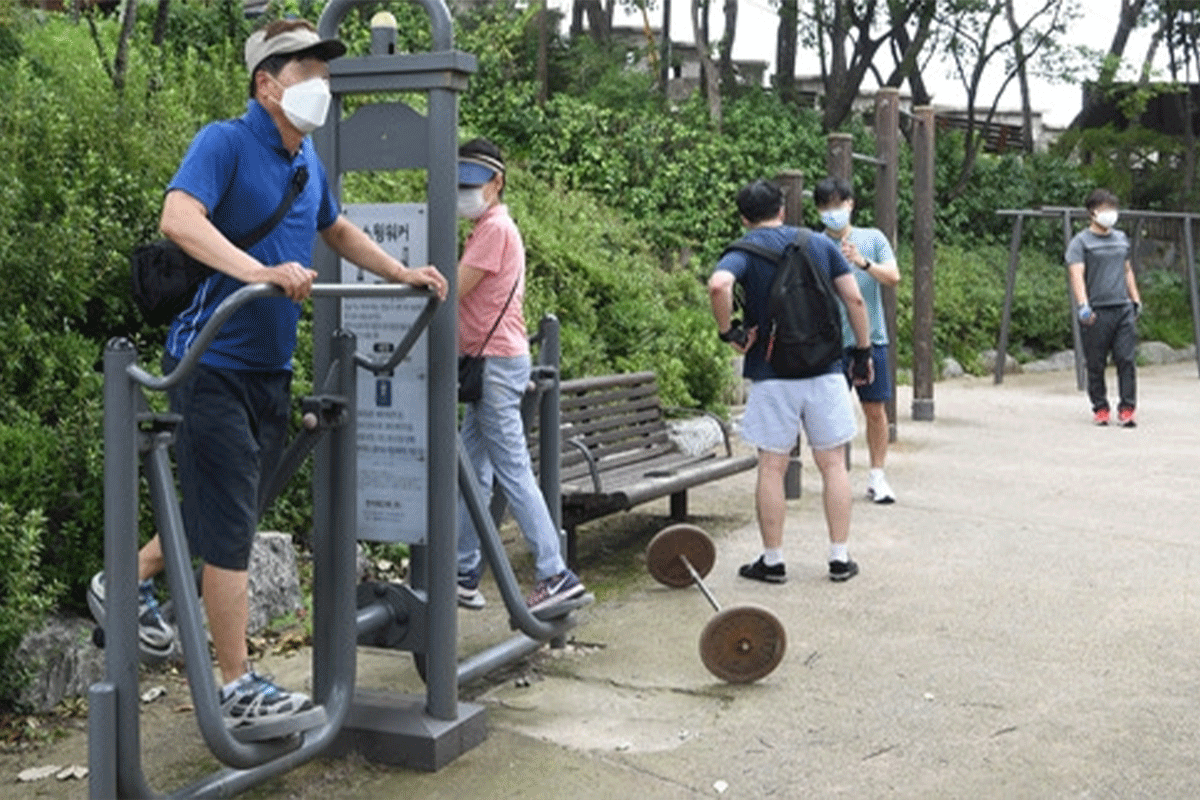 korea fitness craze, outdoor mountain exercise