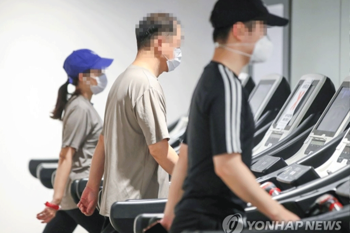 Korea fitness craze, people on treadmill at gym