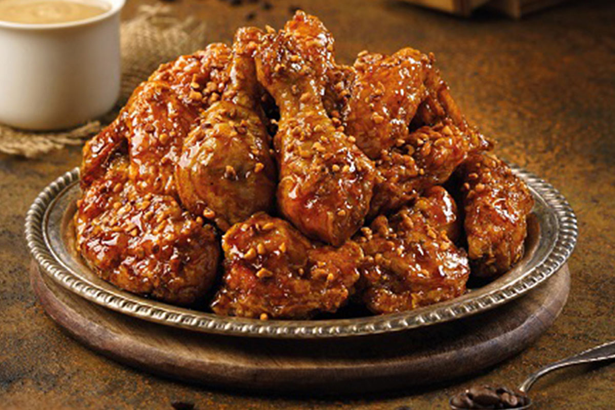 Курица от Mexicana с глазурью со вкусом сладкого латте, поданная на тарелке.