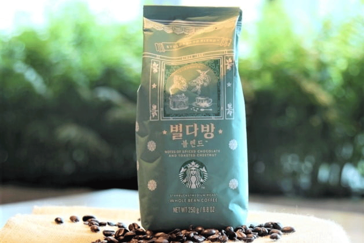 スターバックスのピョルタバンブレンド、韓国内での韓国スターバックス22週年記念コーヒー豆。緑色のパッケージに描かれたデザイン。