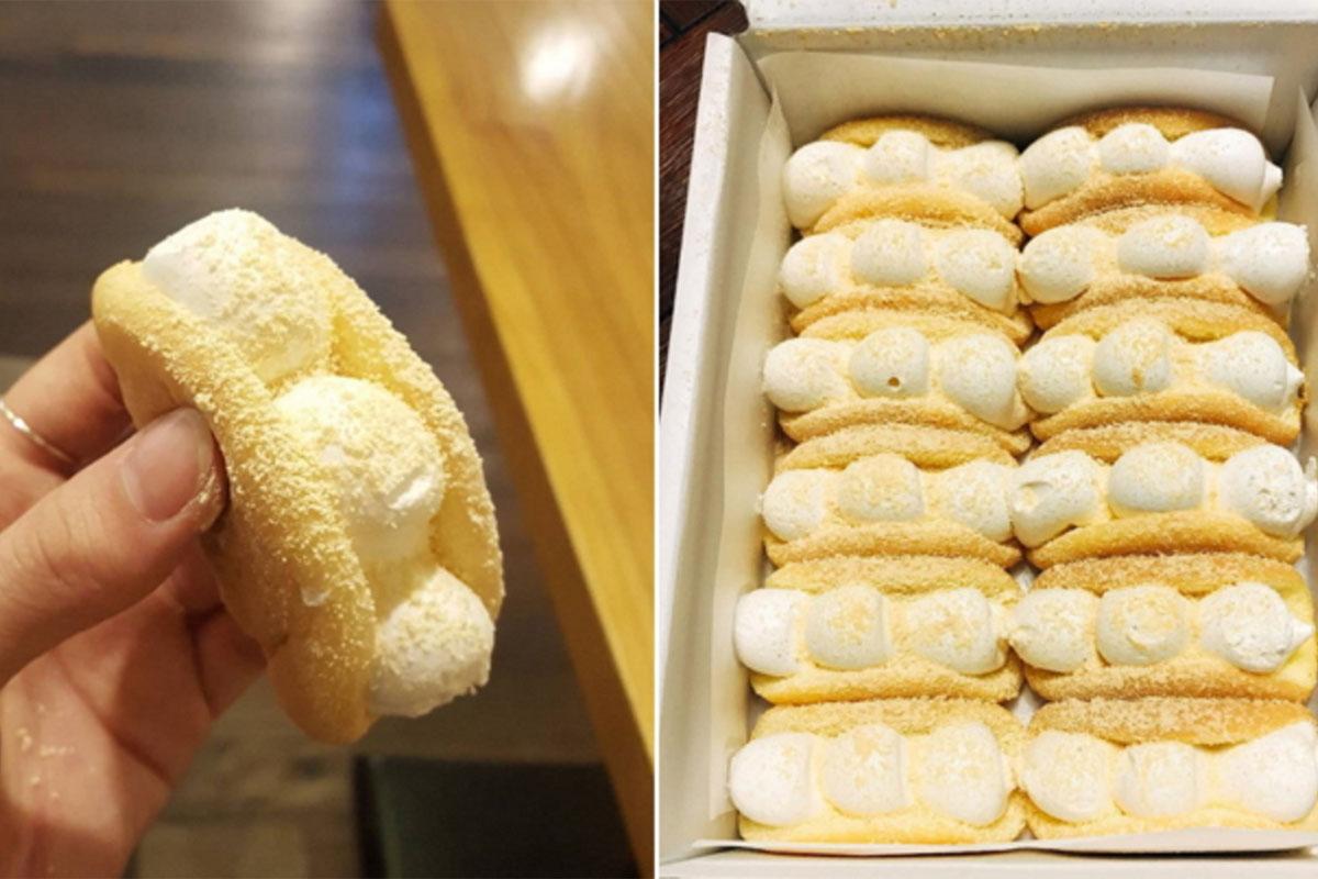 Bánh Injeolmi Sulbing, một món tráng miệng truyền thống Hàn Quốc, với hình ảnh một bánh trên tay và nhiều bánh trong hộp, miêu tả rõ ràng sự hấp dẫn với lớp bột đậu nành phủ ngoài.