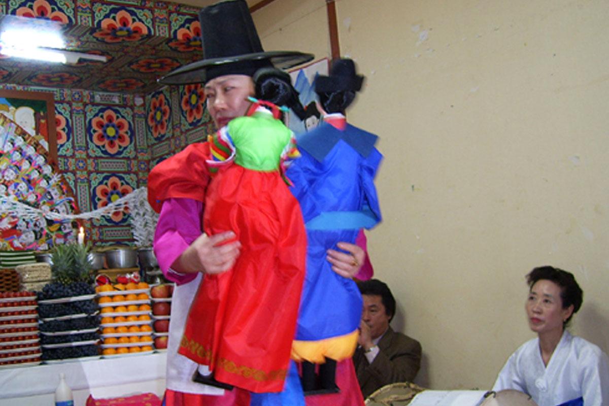 การจัดพิธีแต่งงานระหว่างวิญญาณของคนโสด