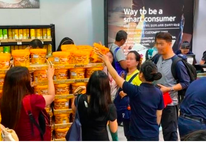 顧客在No Brand商店內選購產品，店內宣傳橫幅展示