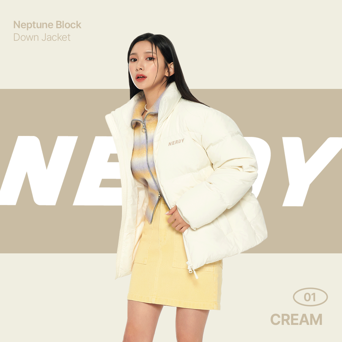 深色羽絨外套，背面大字標識，是時尚的韓國秋冬流行單品。