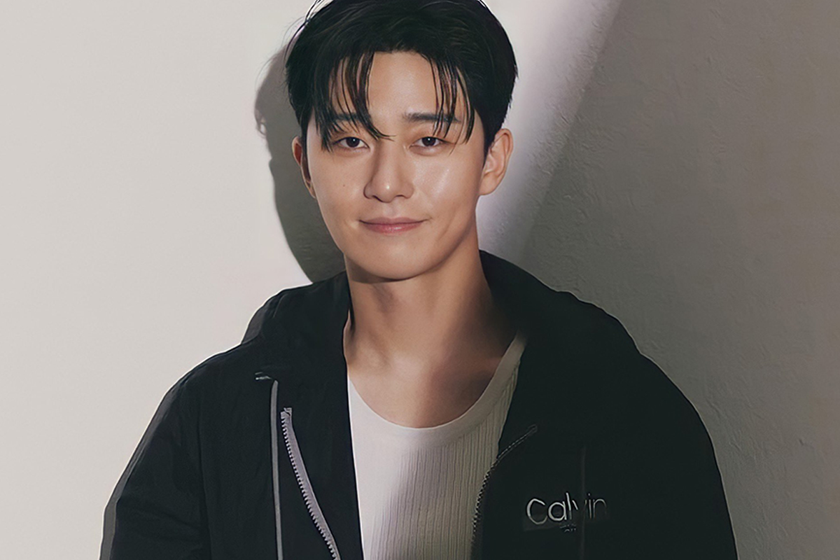 韓國男模特穿著黑色休閒外套，面部模糊，簡約背景，展示其潮流風格