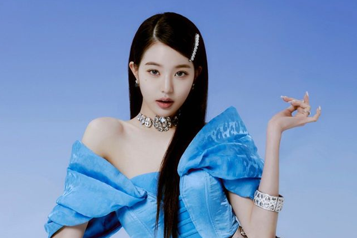 K-pop女團成員身穿藍色禮服，細節清晰，面部模糊，背景為柔和藍色，展示典雅氣質