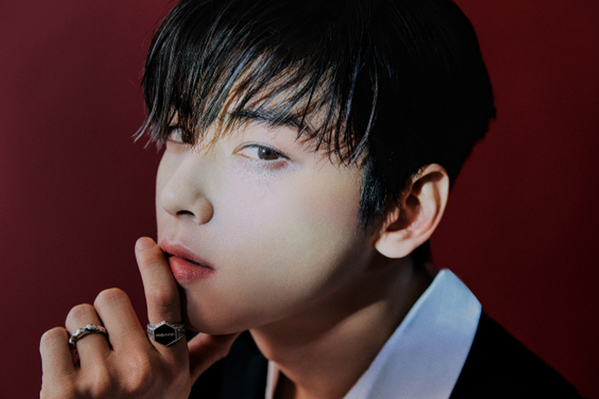 韓國男偶像坐在黑色背景中，身穿正式西裝，面部模糊不清，配上西裝戒指等飾品