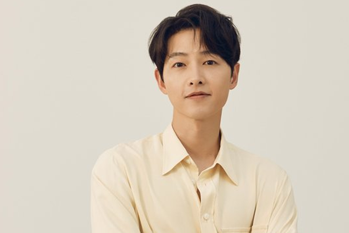 穿著米色襯衫的韓國男演員肖像，大部分面部模糊不清，背景淺色簡約風