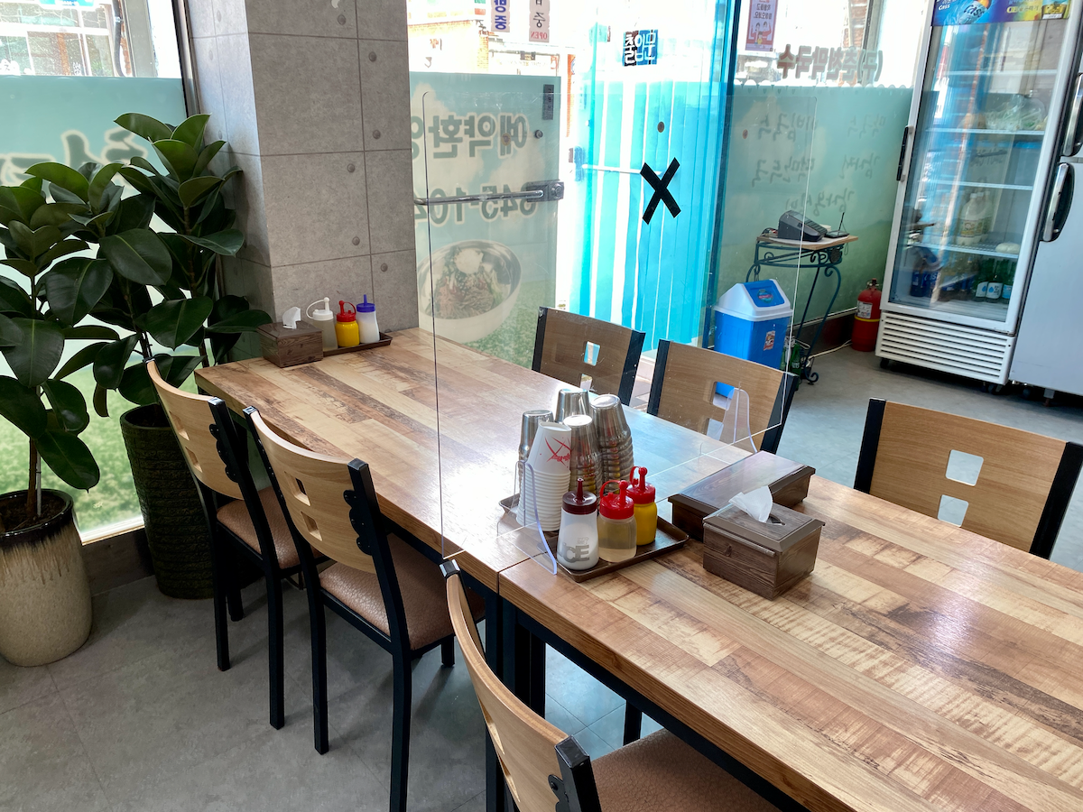 Cheongtaesan Makguksu interior of tables and chairs in Gangwondo