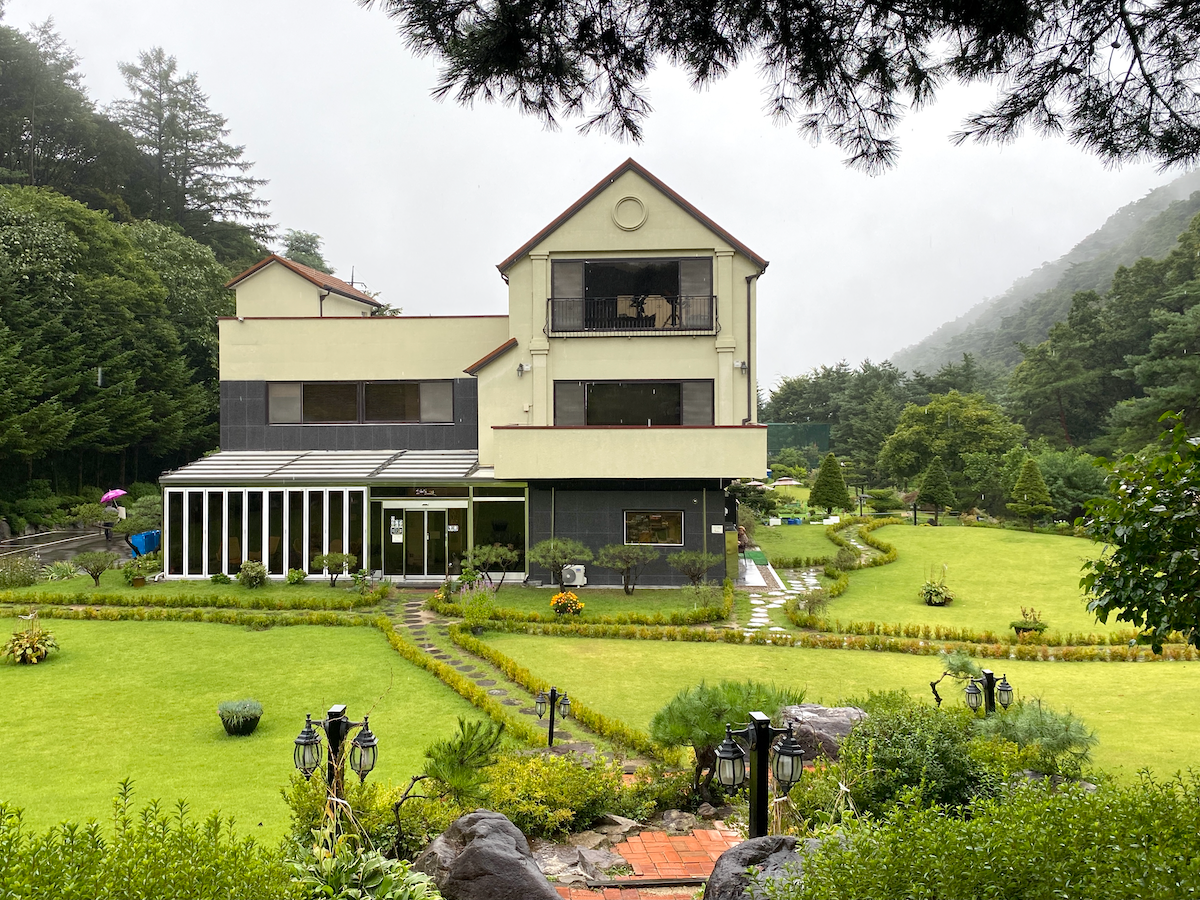 Lake Road 133 - a picturesque cafe exterior in Hoengseong