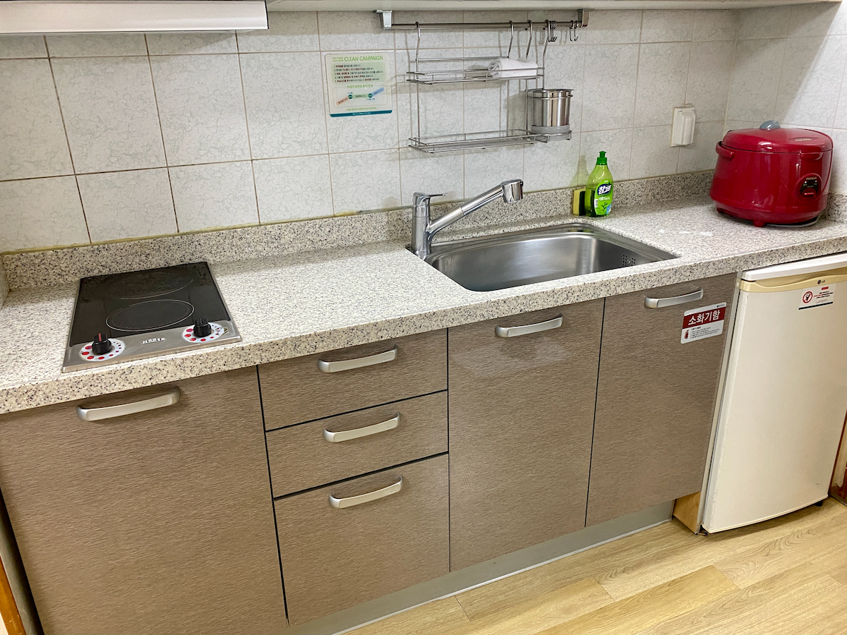 the kitchen of the room at Welli Hilli Park in Gangwondo, Hoengseong