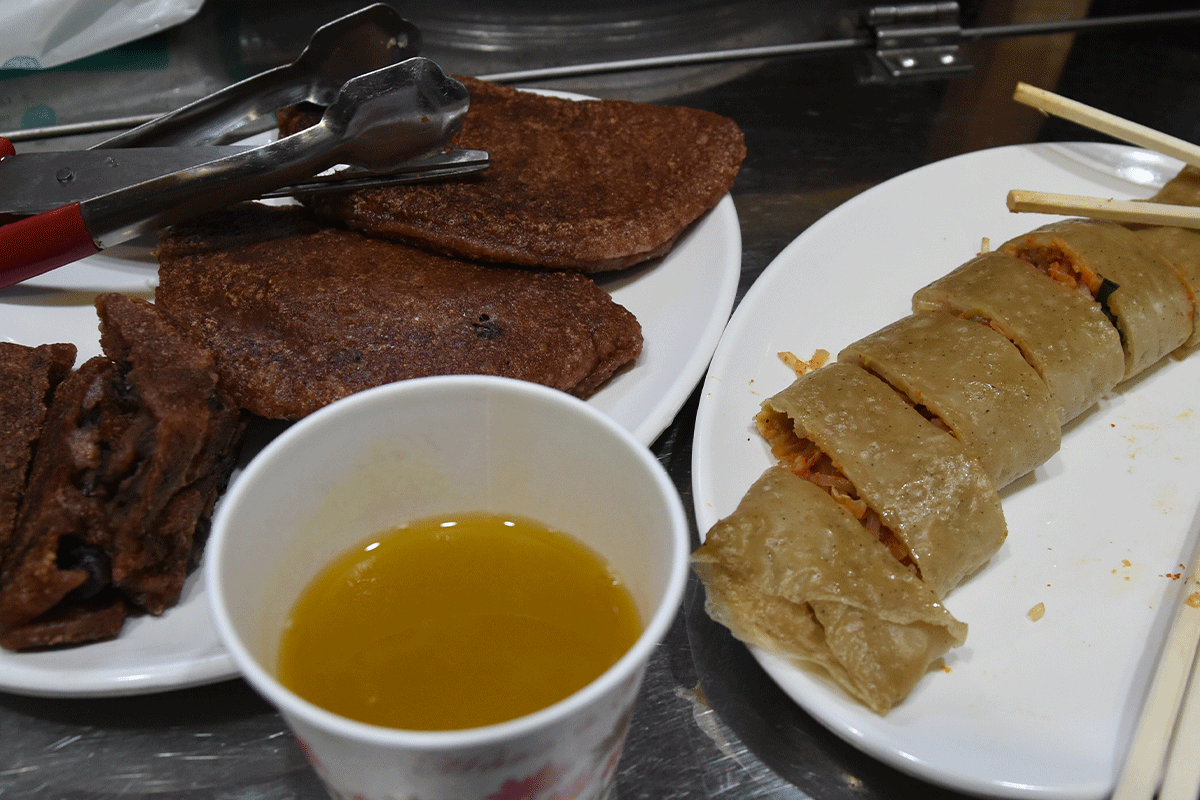 Khung cảnh Bukkumi và Sikhye Bí Đỏ Ngọt, một món ăn đường phố truyền thống Hàn Quốc, nổi bật tại chợ Samcheok.