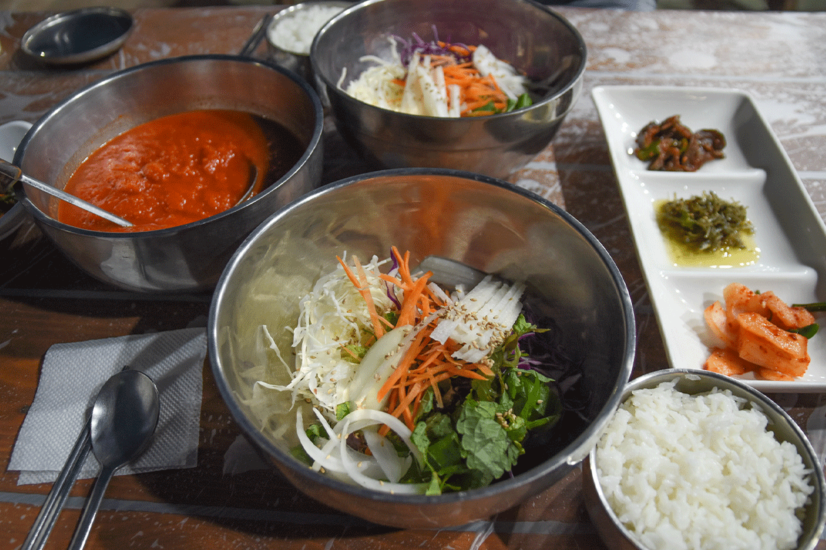 Bát Mulhoe, món súp lạnh hải sản tươi với sashimi và mực, ăn cùng rau củ tươi mát tại Haerim ở Donghae.