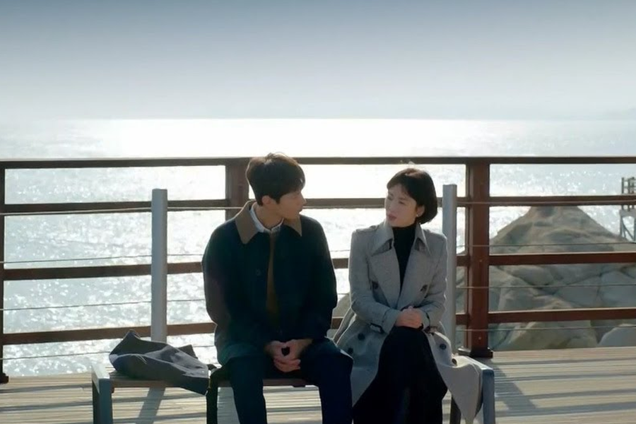 韓劇《男朋友》拍攝地點: 束草外甕峙散步道的紀念告示牌，海岸景色