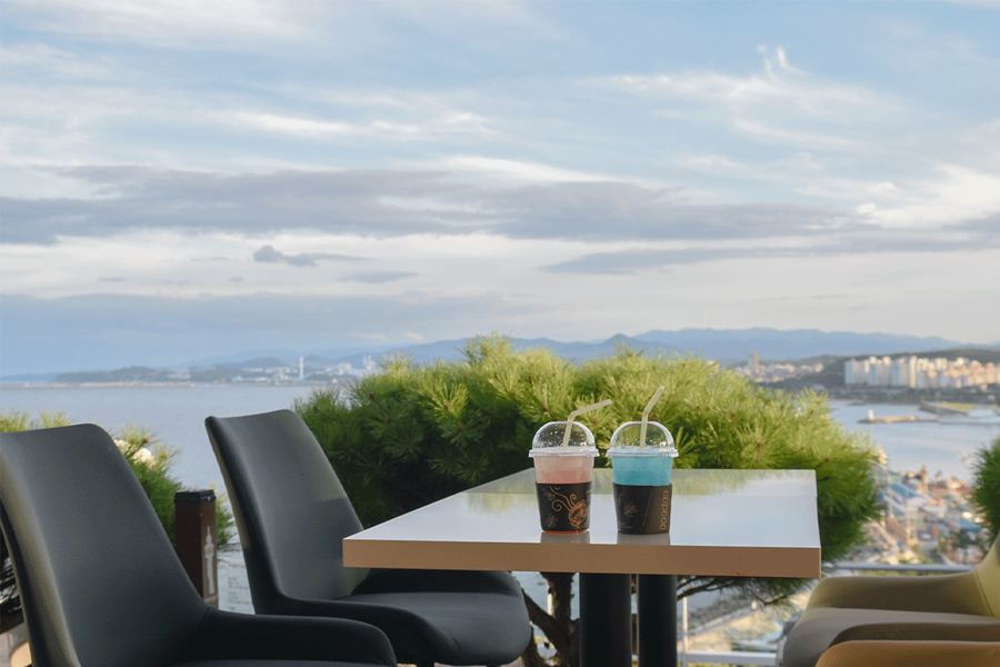 田穀咖啡內部及大面積落地窗，提供東海市美景景觀