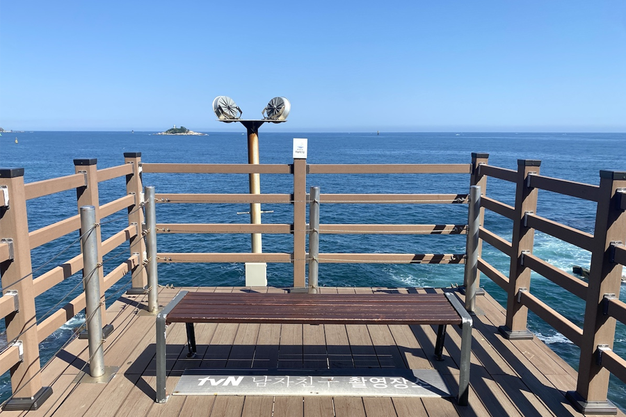 韓劇《男朋友》宋慧喬和樸寶劍角色在束草外甕峙海岸散步，俯瞰海面