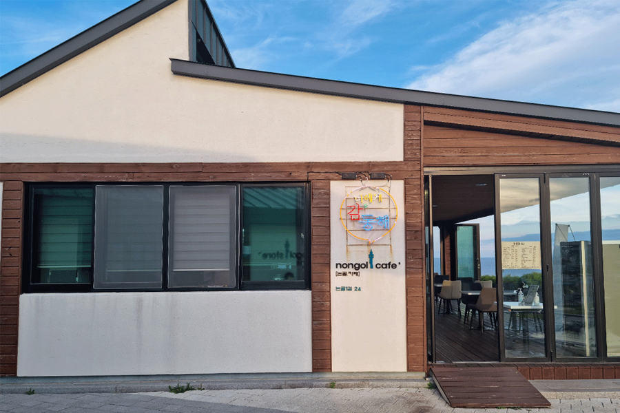 韓劇《Run On奔向愛情》的拍攝場景: 墨湖燈塔村的田穀牆巷以及咖啡廳的落地窗