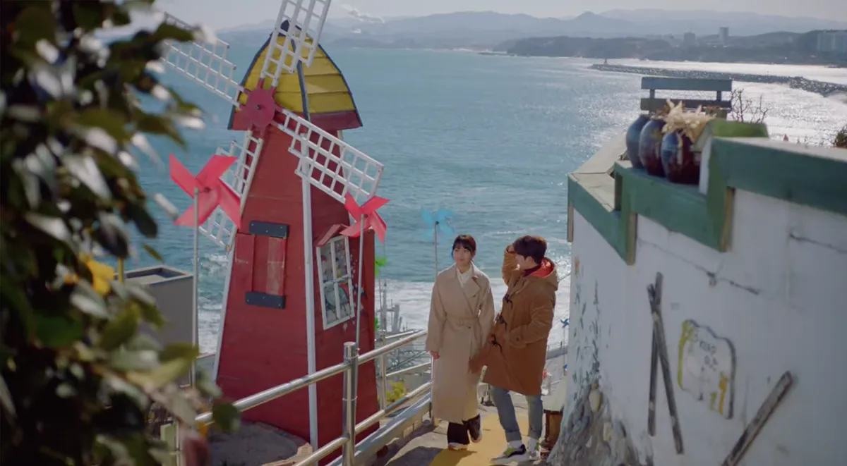 紅色風車和墨湖燈塔村的海景,韓劇拍攝的標誌性地點
