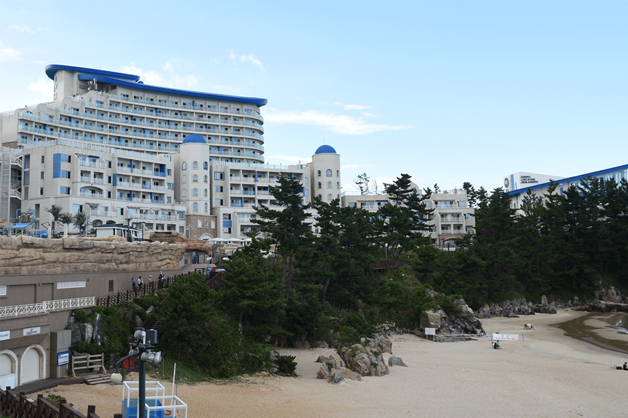 三陟Sol Beach飯店的地中海風格外觀，旅客衝浪及拍照地點