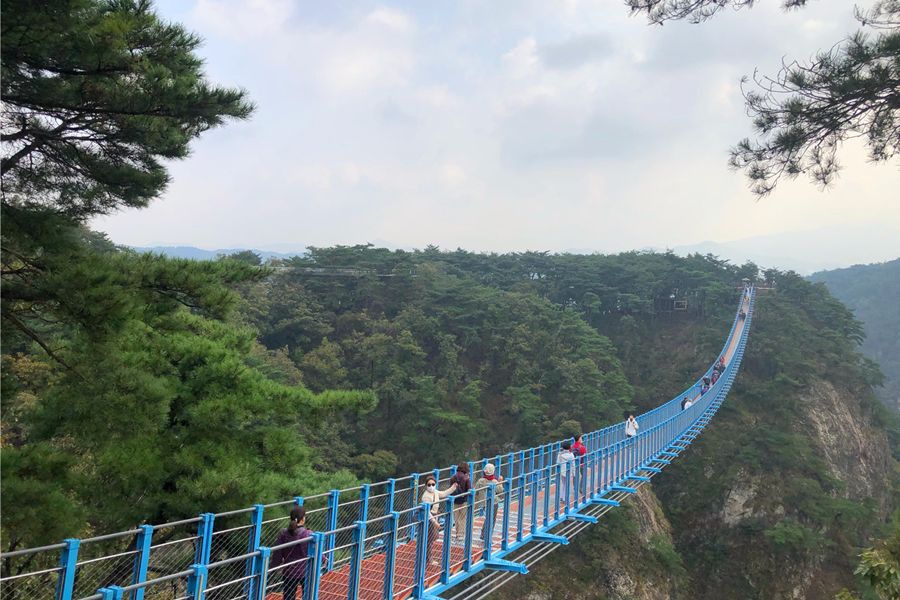遊客在原州小金山懸索吊橋上的景色，艮峴觀光地的未來計劃將成為大型觀光園區