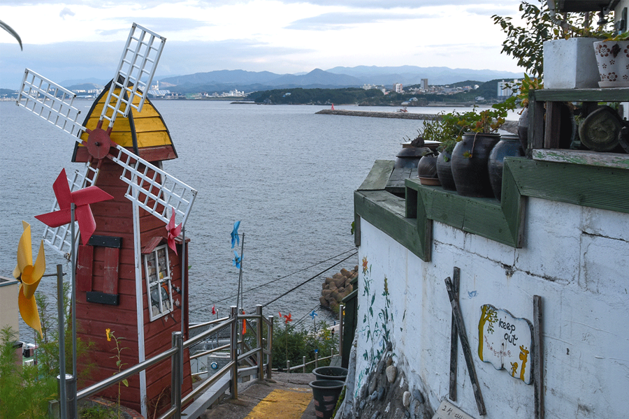 墨湖燈塔村著名紅色風車景色,位於東海燈塔村，美麗的沿岸景觀