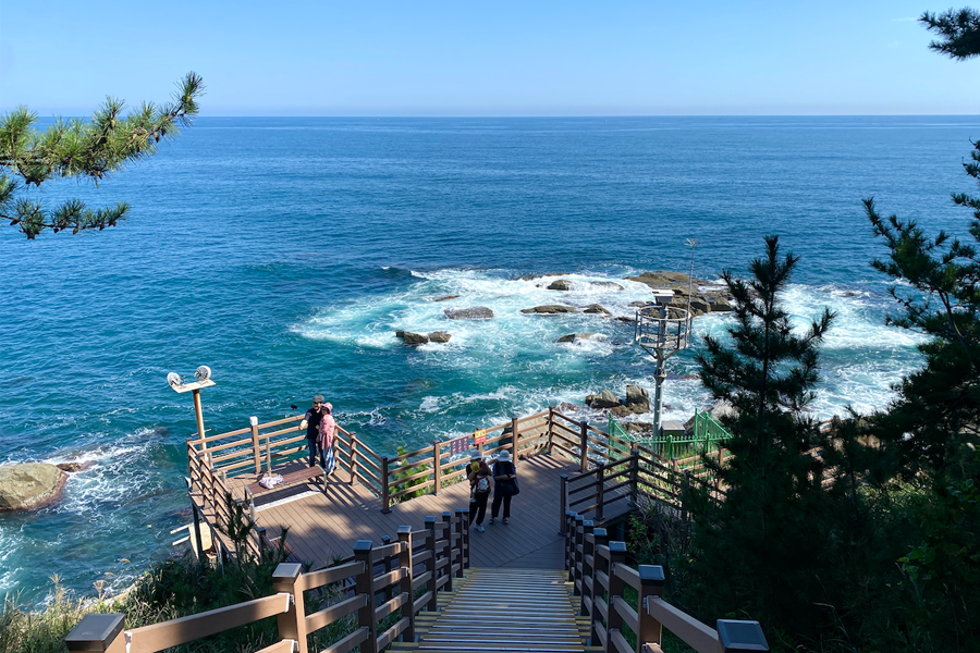 韓劇《男朋友》中宋慧喬與樸寶劍角色在束草外甕峙海岸再相遇的場景