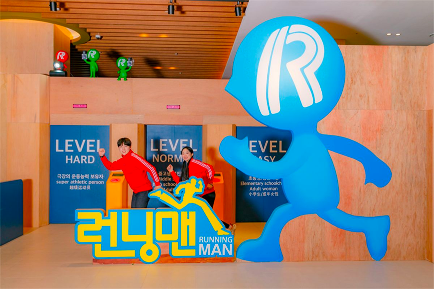 江陵Running Man體驗館的入口標誌，內有一個大型的藍色模型，標誌性的Running Man吉祥物。