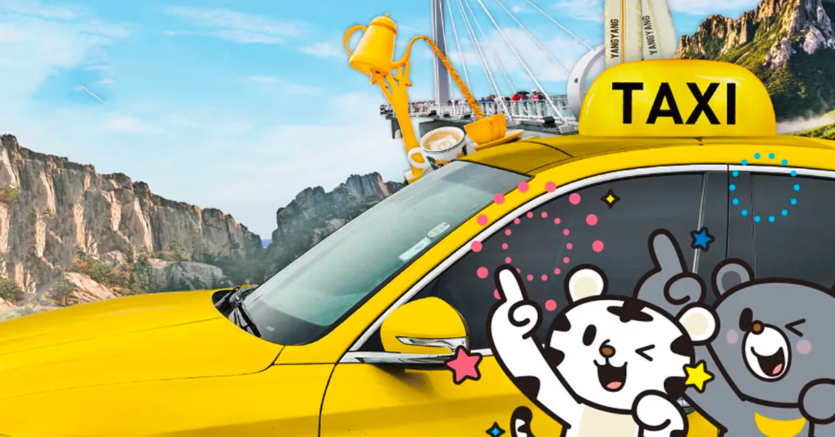 政府立案春川外國人專用計程車的卡通設計，車前景有春川景物。