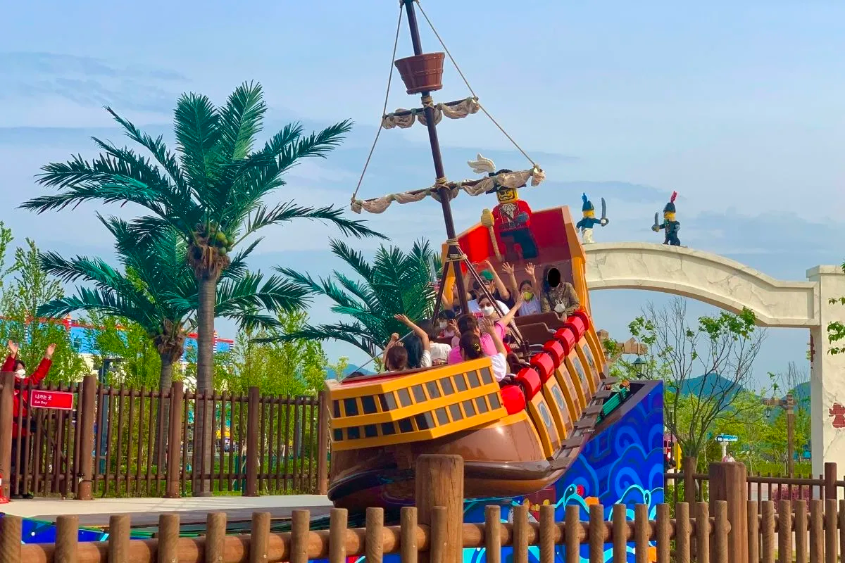 樂高樂園內的海盜船遊樂設施，充滿樂高元素和周圍的棕櫚樹裝飾。