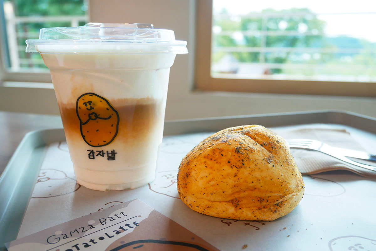 馬鈴薯田咖啡廳的餐品，展現一杯馬鈴薯拿鐵和一塊馬鈴薯麵包。