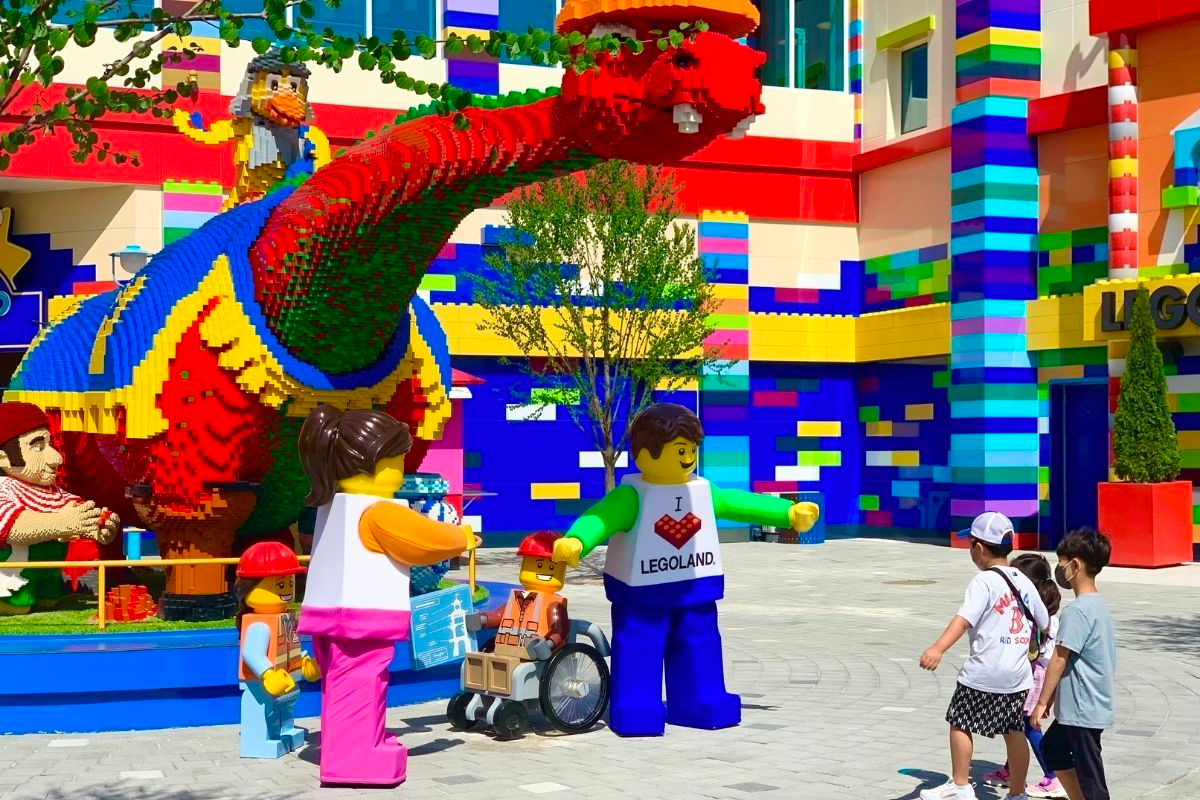 韓國樂高樂園入口處，充滿色彩的環境中擺放了一些樂高人物造型。