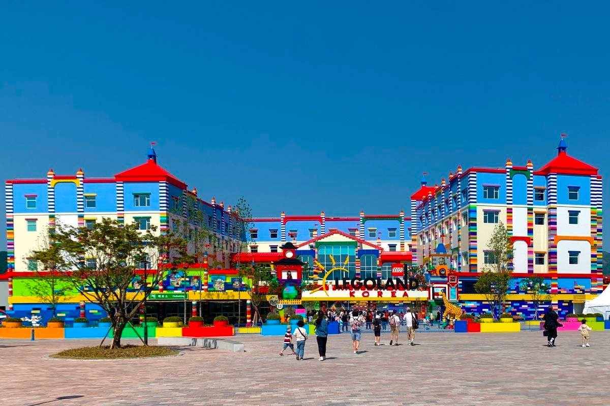 韓國樂高樂園的建築物，色彩鮮豔，建築外觀如同大型樂高積木。