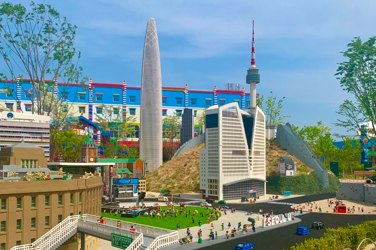 樂高樂園模型展示區，展示韓國地標建築的微縮模型，包括首爾塔以及樂高積木建築。