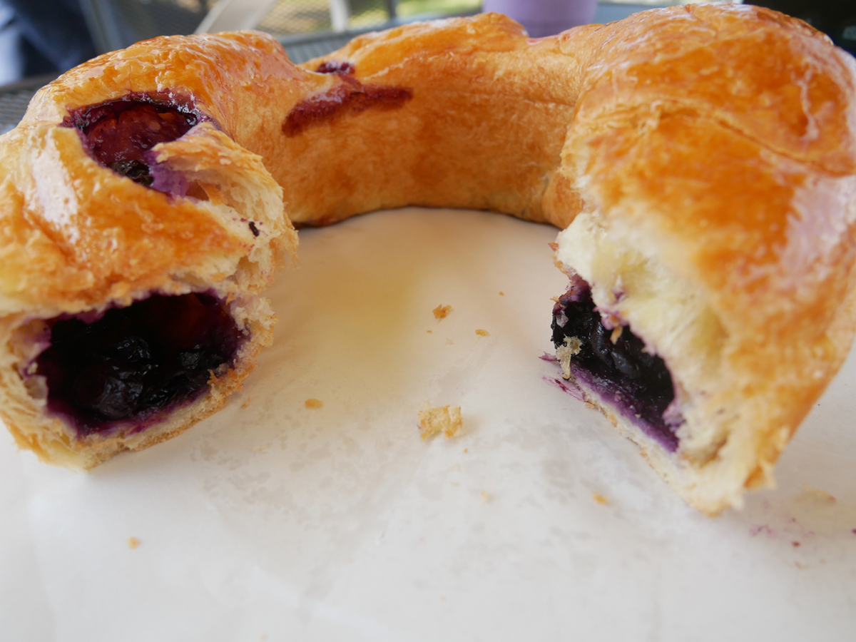 鐵原的Kiss Ring藍莓麵包，一個受歡迎的鐵原美食，內含藍莓餡料包裹在酥脆的麵包中，適合甜點愛好者品嚐，享受藍莓的芳香和甜蜜。