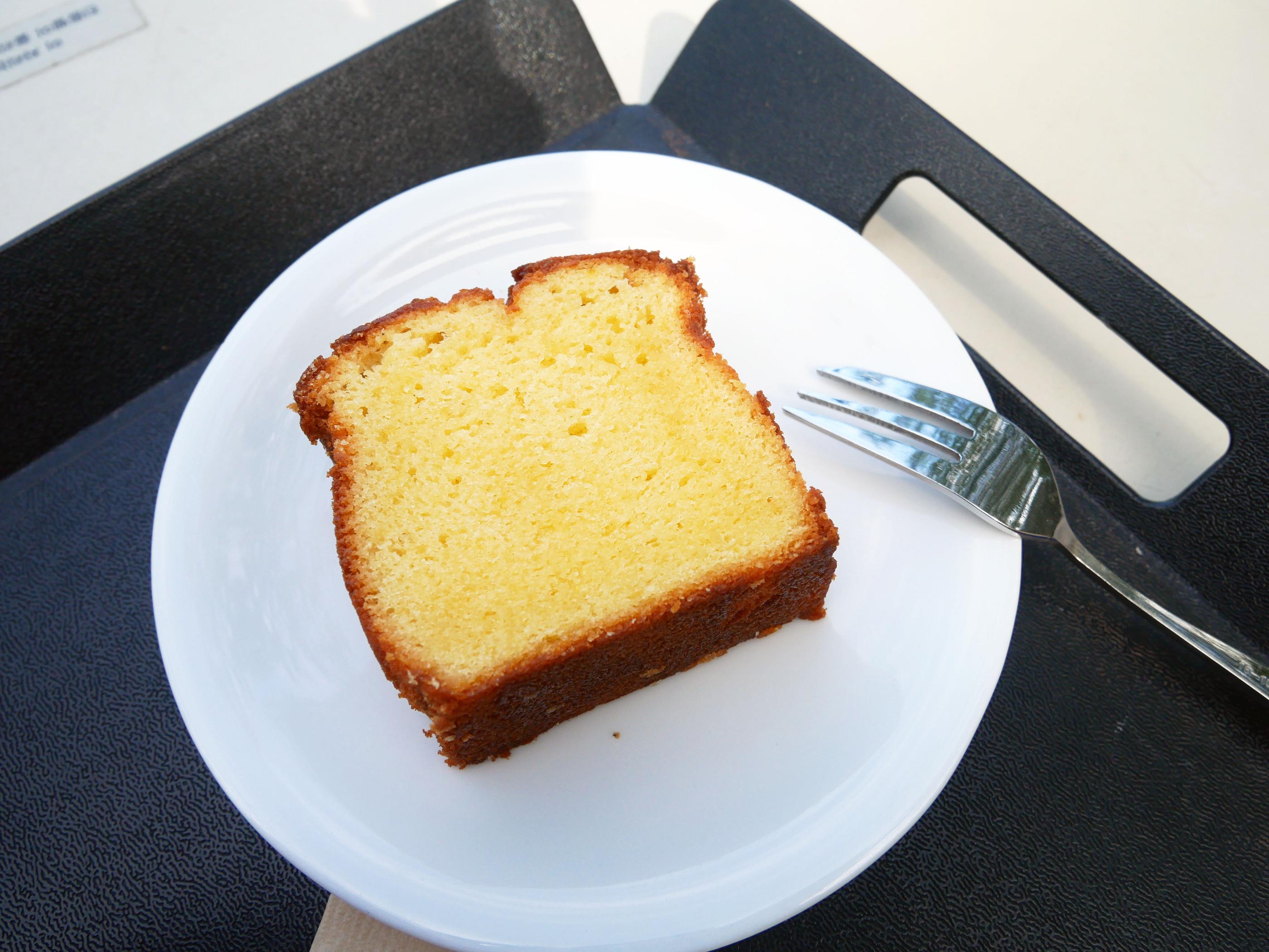 Kue lemon segar dari Terarosa Coffee Cabang Danau Gyeongpo di Gangneng, Korea (Terarosa Coffee Gyeongpo Lake Branch fresh lemon cake)