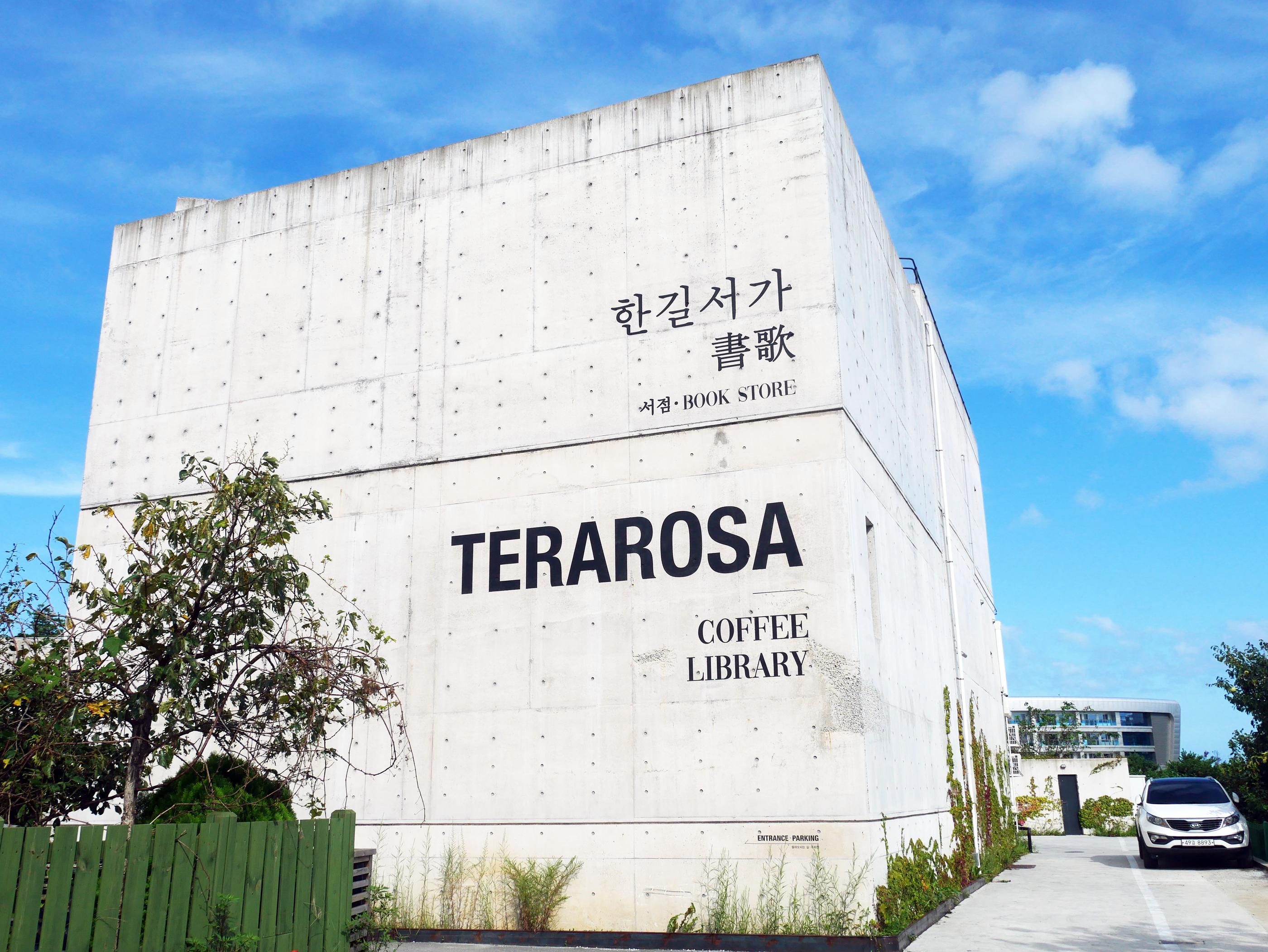Famous Gangwondo Cafes: Terarosa Coffee Gyeongpo Lake Branch