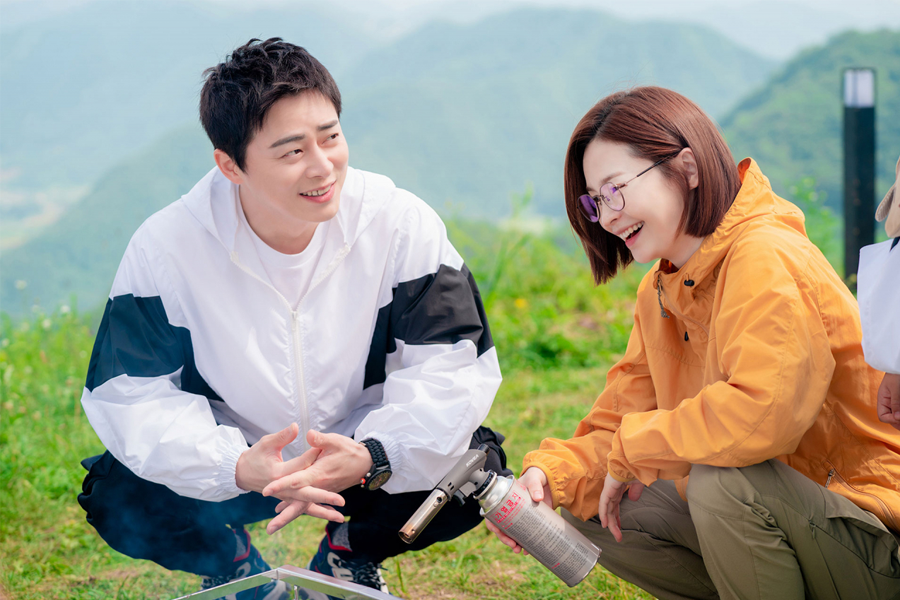 韩国情侣在户外营地场景中交谈与相处，表现友情和爱情的发展。