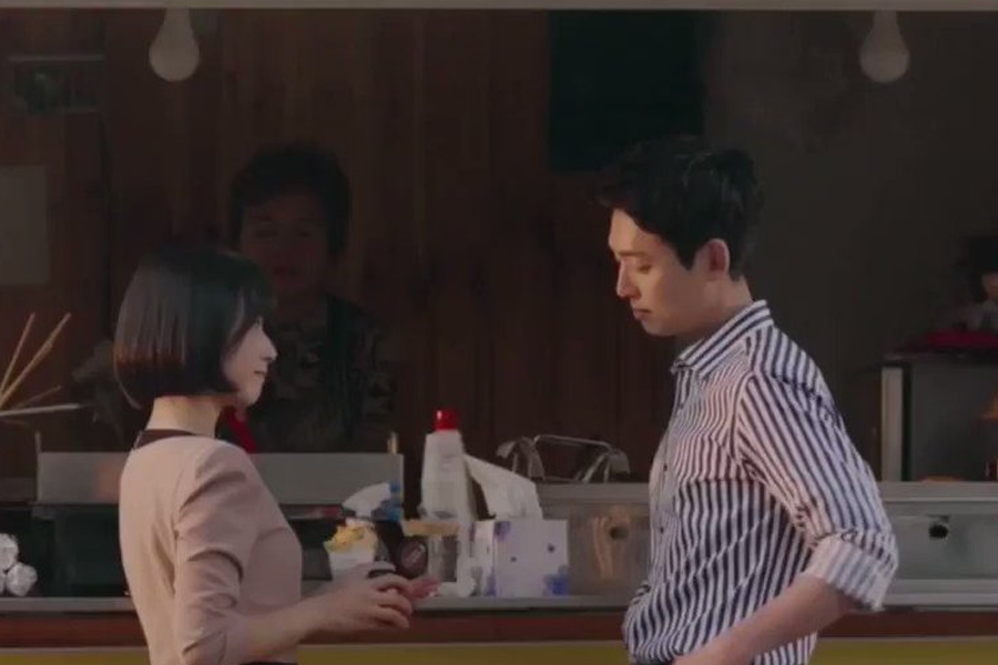 情侣在夜间街头谈话的画面，背景灯光闪烁，充满都市浪漫气息。