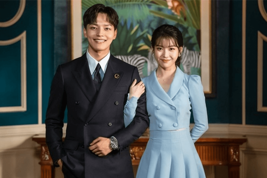 韩国情侣摆拍高雅照片，传达典雅与美好的爱情氛围。