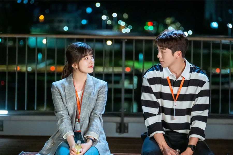 韩国情侣夜晚在露台上坐着，分享浪漫的时光，氛围浪漫宁静。