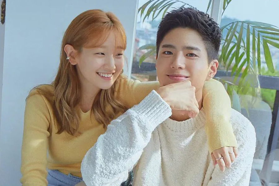 韩国情侣在明亮的环境中，一起享受舒适而甜蜜的时光，表达爱情的温馨。