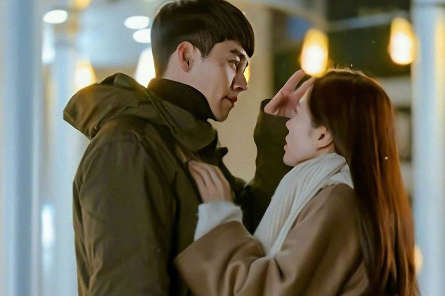 寒冷的夜晚中，韩国情侣互相依偎，传递温暖与依赖的感情。