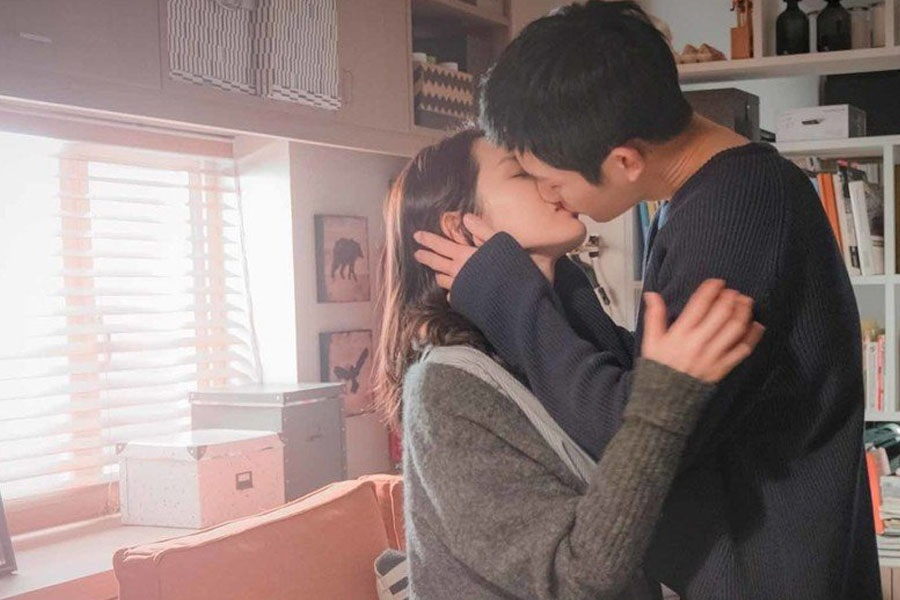 韩国情侣室内亲密接吻场景，表达爱情和浪漫的瞬间。