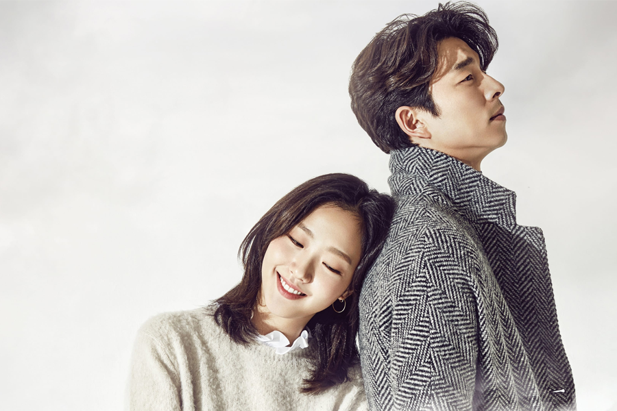 情侣并肩而立，身着温暖衣物，传达出亲密无间的情感联结。