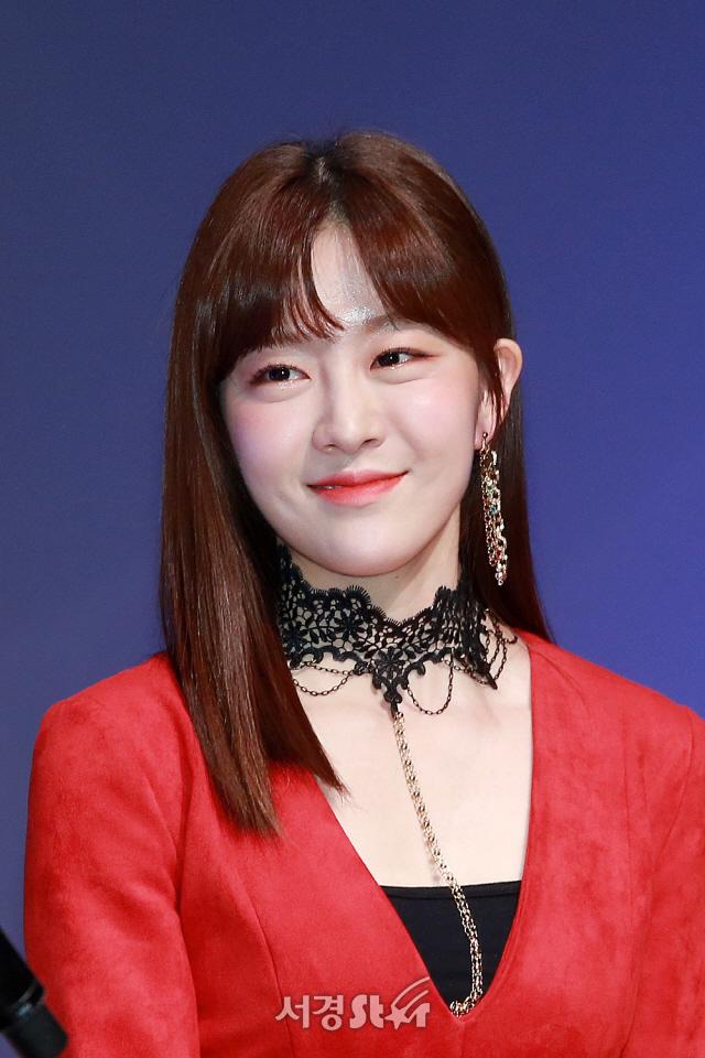 韓国のガールズグループLABOUMのユジョンがイベントで赤い衣装を身に着けている様子。