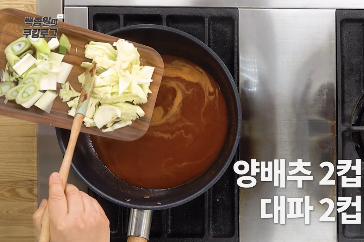 Tteokbokki recipe and instant options: adding ingredients to pot