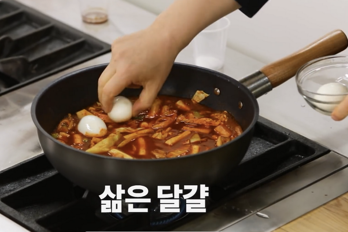Tteokbokki recipe and instant options: adding eggs to pan