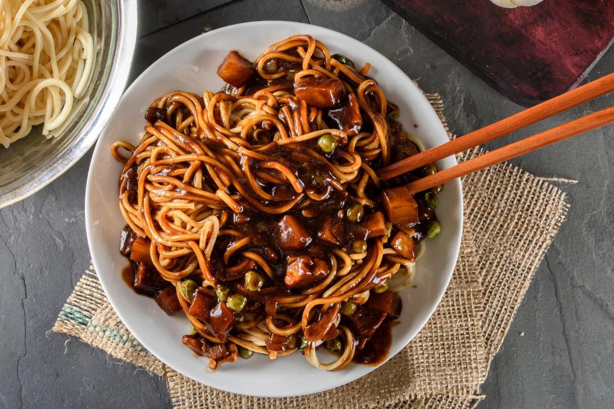 Tagliatelle coreane ai fagioli neri | Ricetta Jjajangmyeon più 3 versioni istantanee popolari