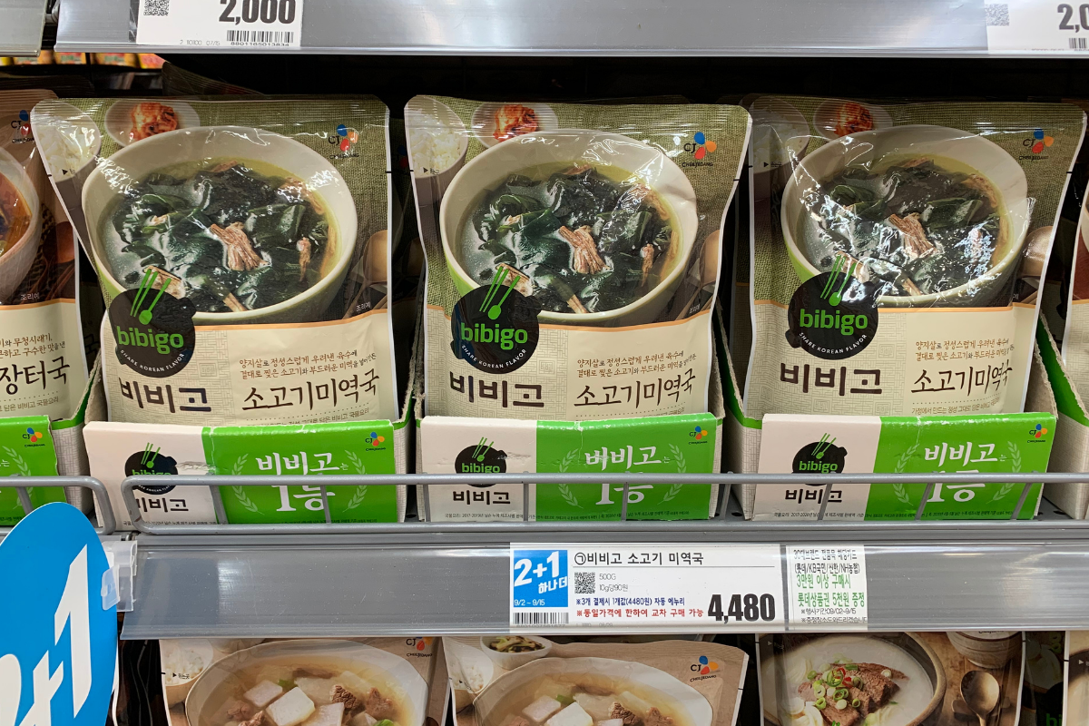 Bibigo Beef Seaweed Soup display