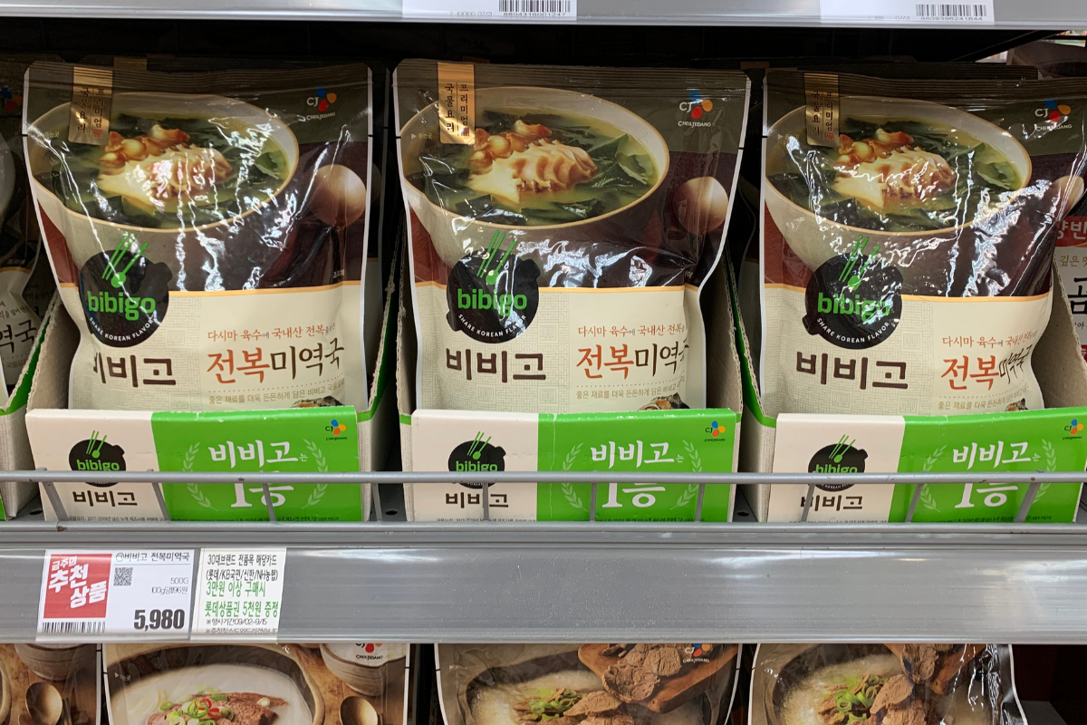 Bibigo Abalone Seaweed soup display